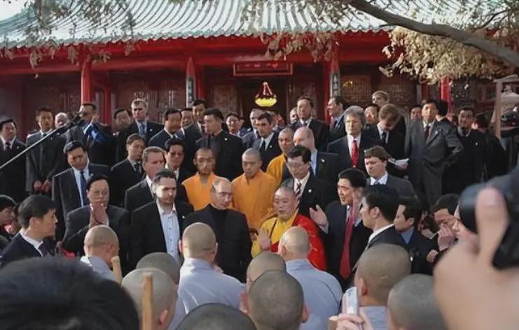 曝释永信被带走调查，1件袈裟16万，1串佛珠过亿，他到底多有钱？（组图） - 7