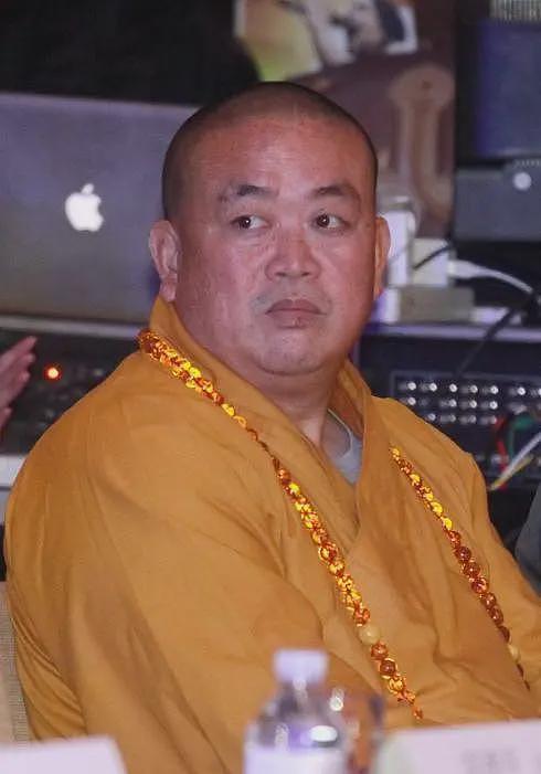 曝释永信被带走调查，1件袈裟16万，1串佛珠过亿，他到底多有钱？（组图） - 15