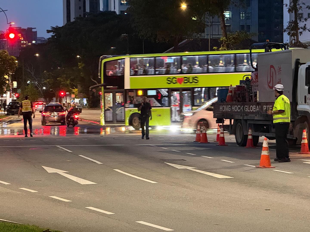 新加坡一马路大面积塌陷:连人带车坠落、爆管水淹如“末日灾难片”… 救援现场曝光(组图) - 20