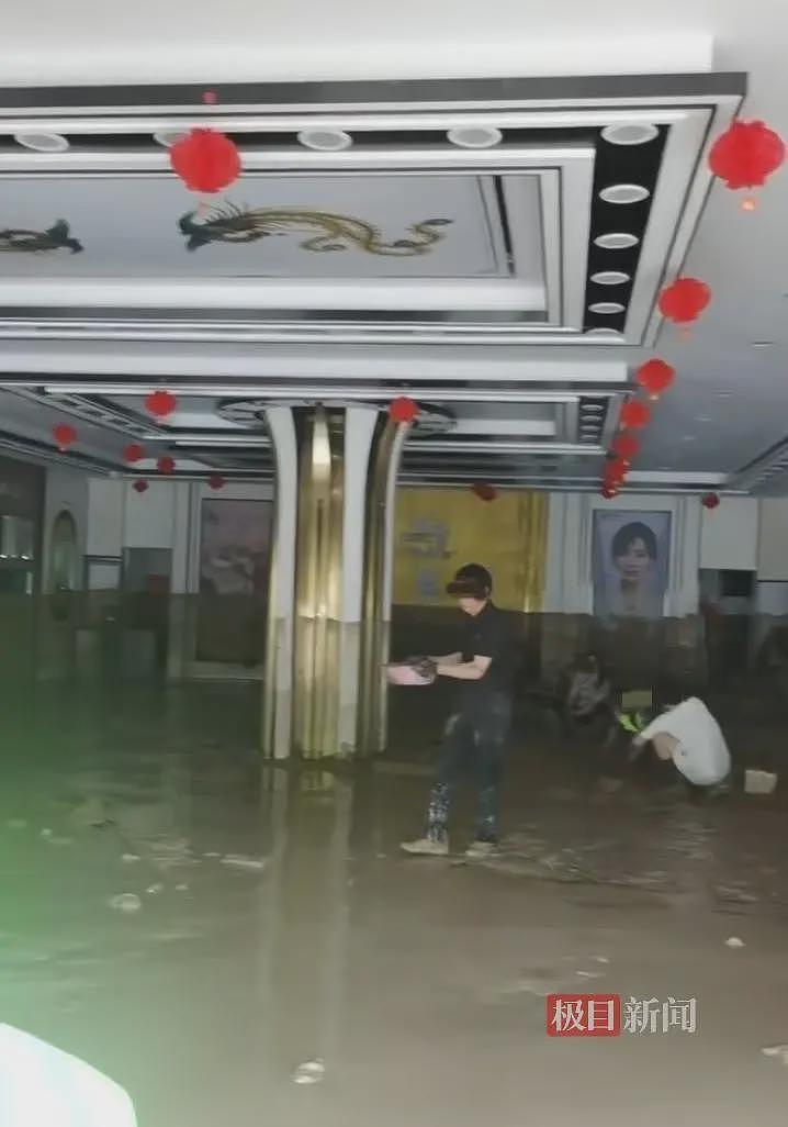 陕西上千万元金饰被洪水冲走!金店:有人带探测仪找“黄金”(组图) - 2