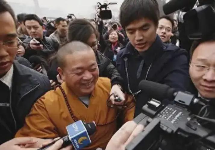 曝释永信被带走调查，1件袈裟16万，1串佛珠过亿，他到底多有钱？（组图） - 4