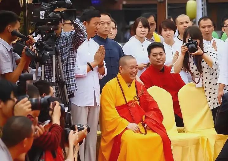 曝释永信被带走调查，1件袈裟16万，1串佛珠过亿，他到底多有钱？（组图） - 6