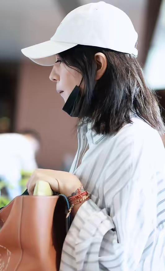 赵薇母女现身机场,15岁小四月身高近170,眼大脸窄比妈妈还漂亮(组图) - 3