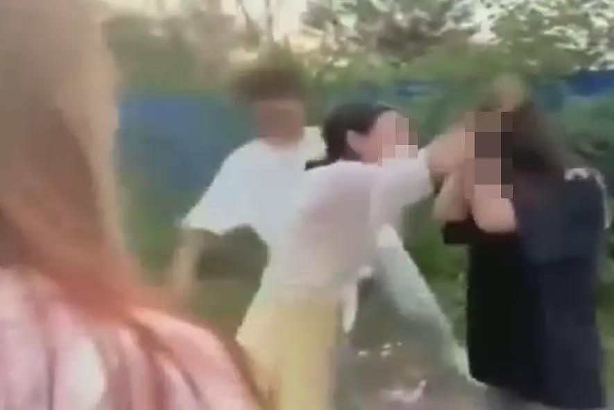 “我没16岁欢迎报警”!江西多名未成年人围殴同学拍视频炫耀,警方回应(视频/组图) - 7