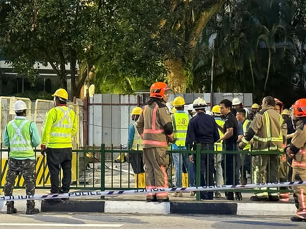 新加坡一马路大面积塌陷:连人带车坠落、爆管水淹如“末日灾难片”… 救援现场曝光(组图) - 14