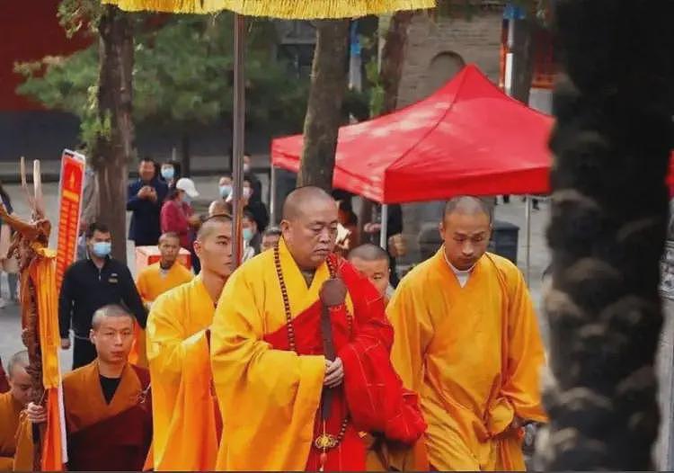 曝释永信被带走调查，1件袈裟16万，1串佛珠过亿，他到底多有钱？（组图） - 11