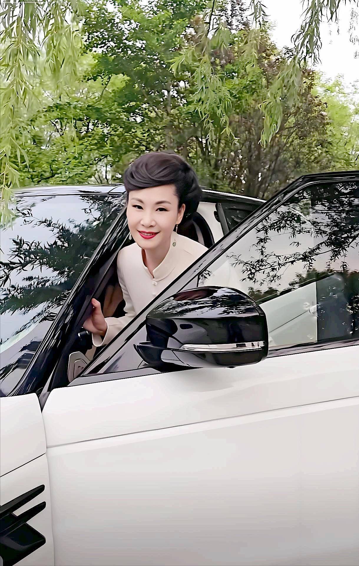 于文华:网友吐槽她故意装脚疼晒豪车,姨妈改变了她的命运(组图) - 3