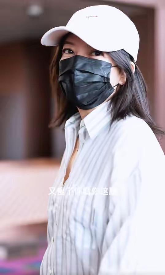 赵薇母女现身机场,15岁小四月身高近170,眼大脸窄比妈妈还漂亮(组图) - 1