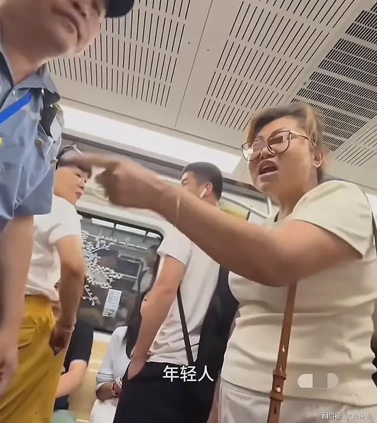 女子大闹北京地铁，中英双语骂人，叫嚣不如美国！美国IP集体崩溃（组图） - 5