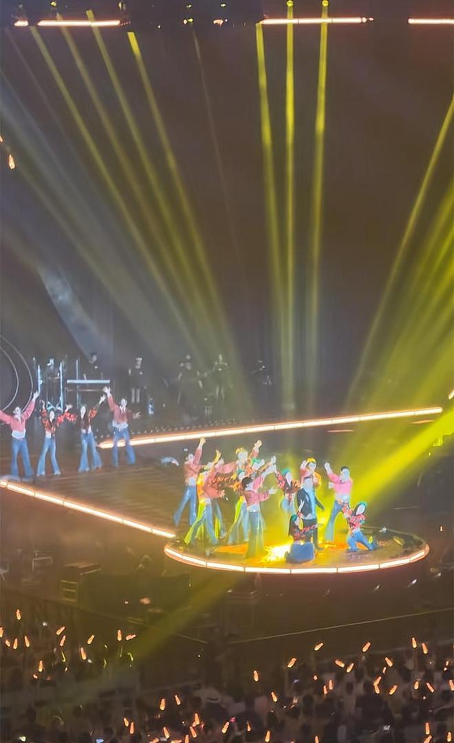 岳云鹏演唱会座无虚席!郭德纲现身唱曲,黄晓明陈梦孙越到场支持(组图) - 9