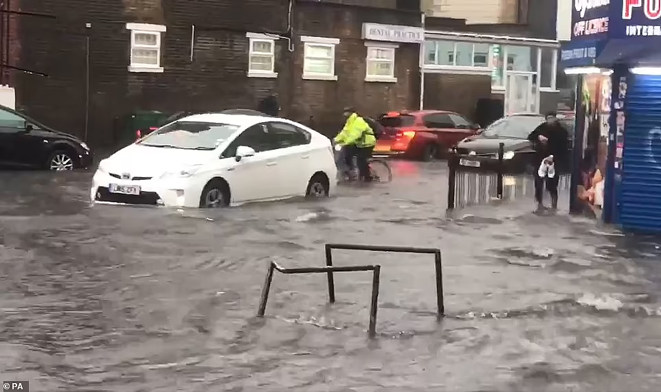 一场大暴雨，伦敦下水道直接崩了！地铁被淹、马桶倒灌...骂声冲向议会（组图） - 3
