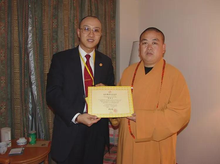 曝释永信被带走调查，1件袈裟16万，1串佛珠过亿，他到底多有钱？（组图） - 23