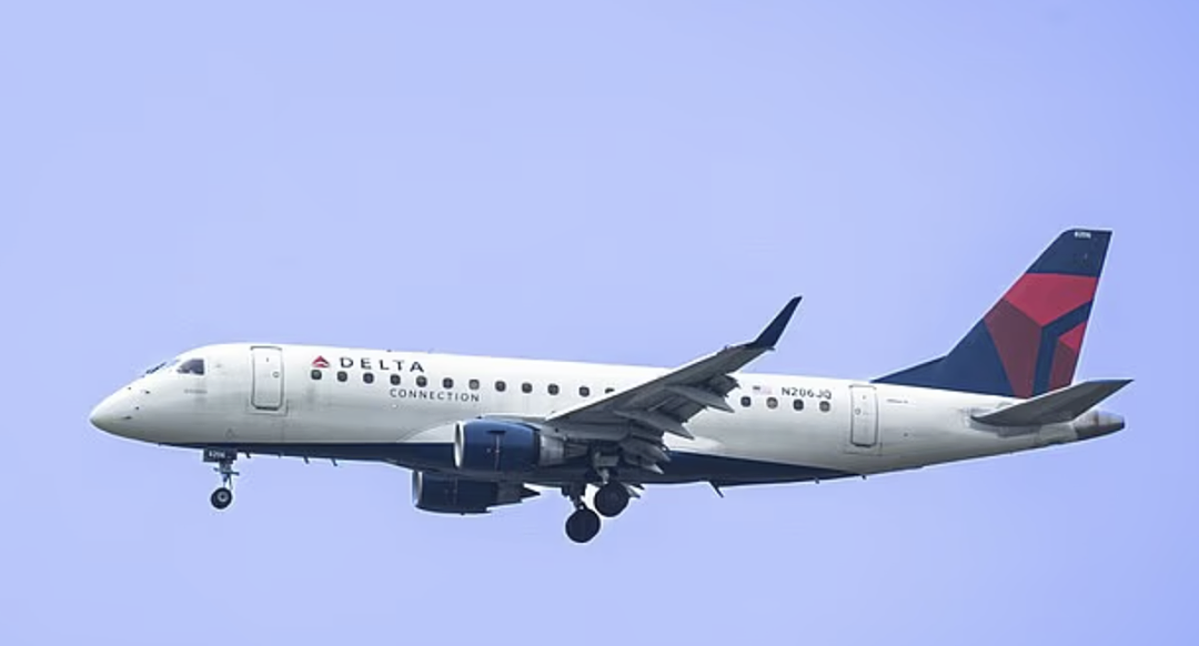 恐怖！客机高空急落，乘客被甩飞撞上天花板，两机险些空中相撞（组图） - 6