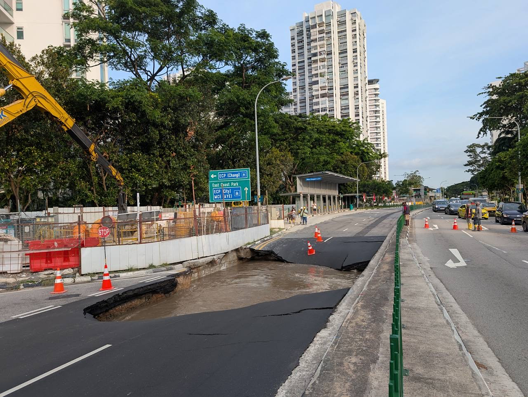 新加坡一马路大面积塌陷:连人带车坠落、爆管水淹如“末日灾难片”… 救援现场曝光(组图) - 11