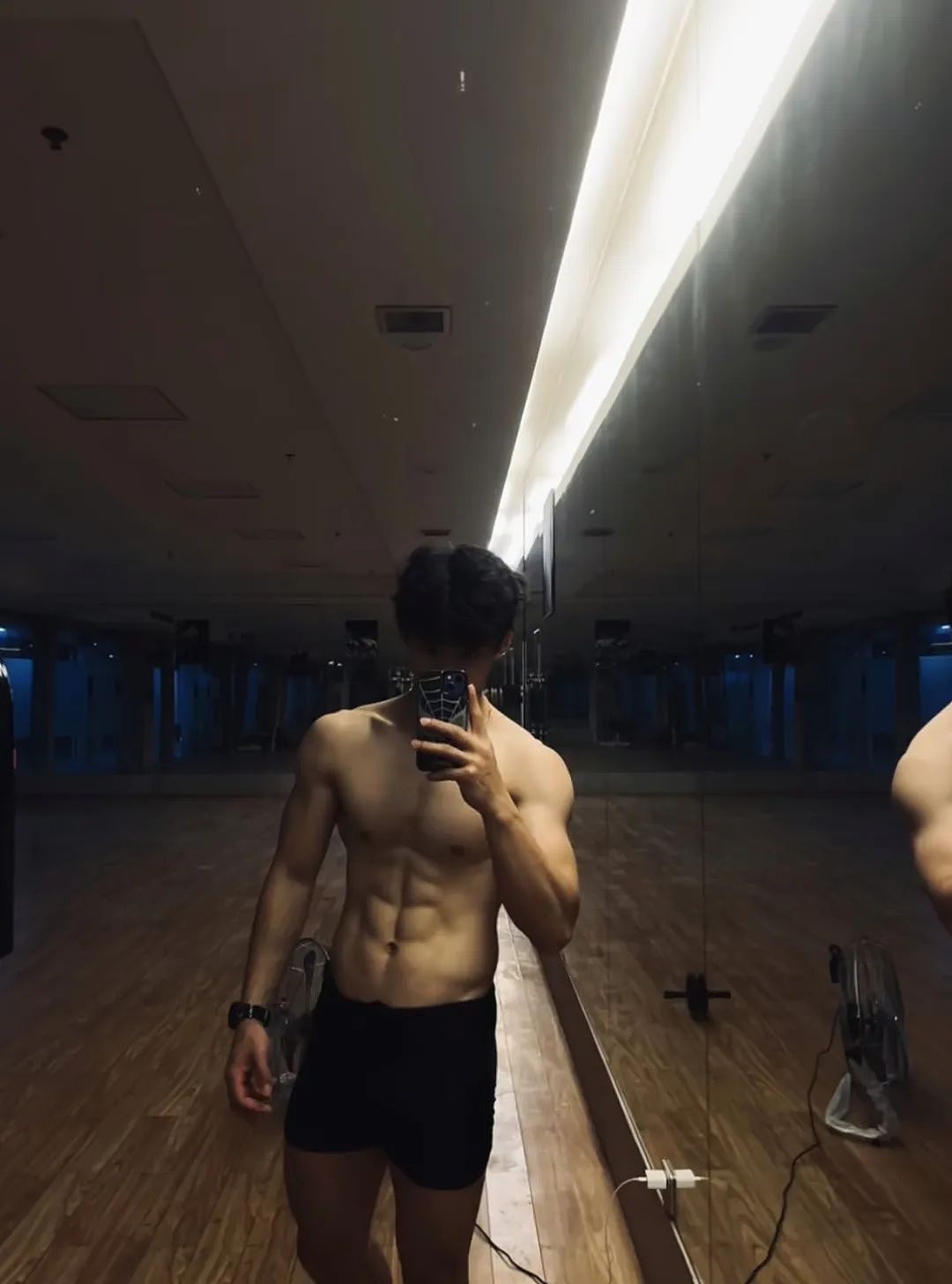 【帅哥】195肌肉直男下海拍写真被摄影师得吃，网友辣评：换我来...（组图） - 10