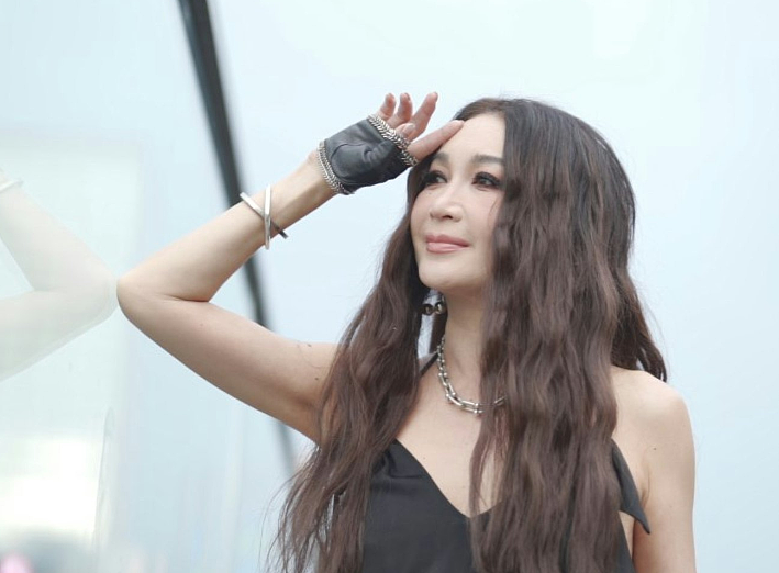 58岁温碧霞自曝曾被父母卖掉还赌债，成名后上交一半收入孝顺父母（组图） - 1