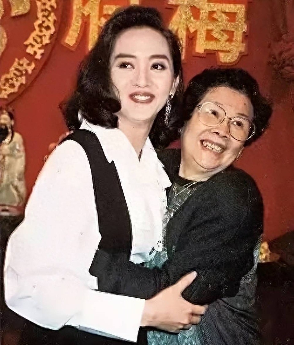 58岁温碧霞自曝曾被父母卖掉还赌债，成名后上交一半收入孝顺父母（组图） - 7