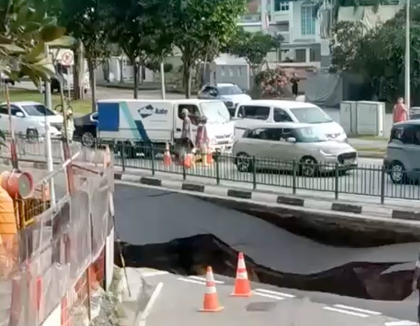 新加坡一马路大面积塌陷:连人带车坠落、爆管水淹如“末日灾难片”… 救援现场曝光(组图) - 23