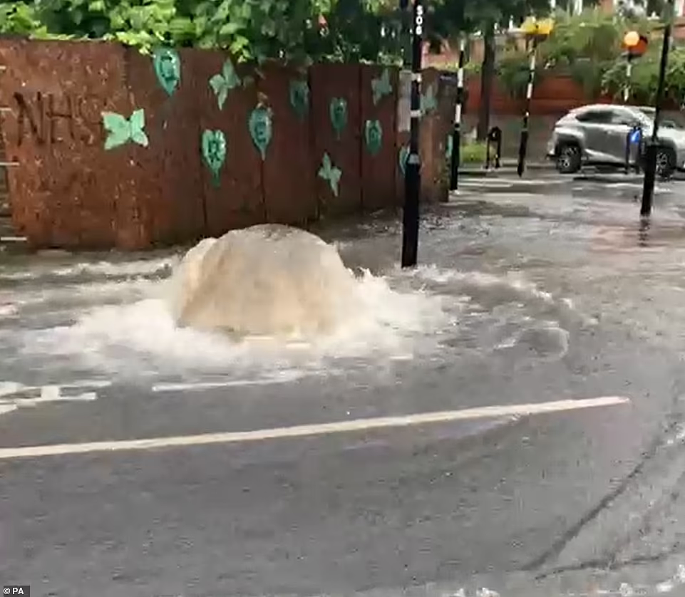 一场大暴雨，伦敦下水道直接崩了！地铁被淹、马桶倒灌...骂声冲向议会（组图） - 5