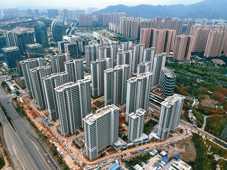 2025上半年中国土地出让收入,比高峰期下降逾50%(组图) - 1