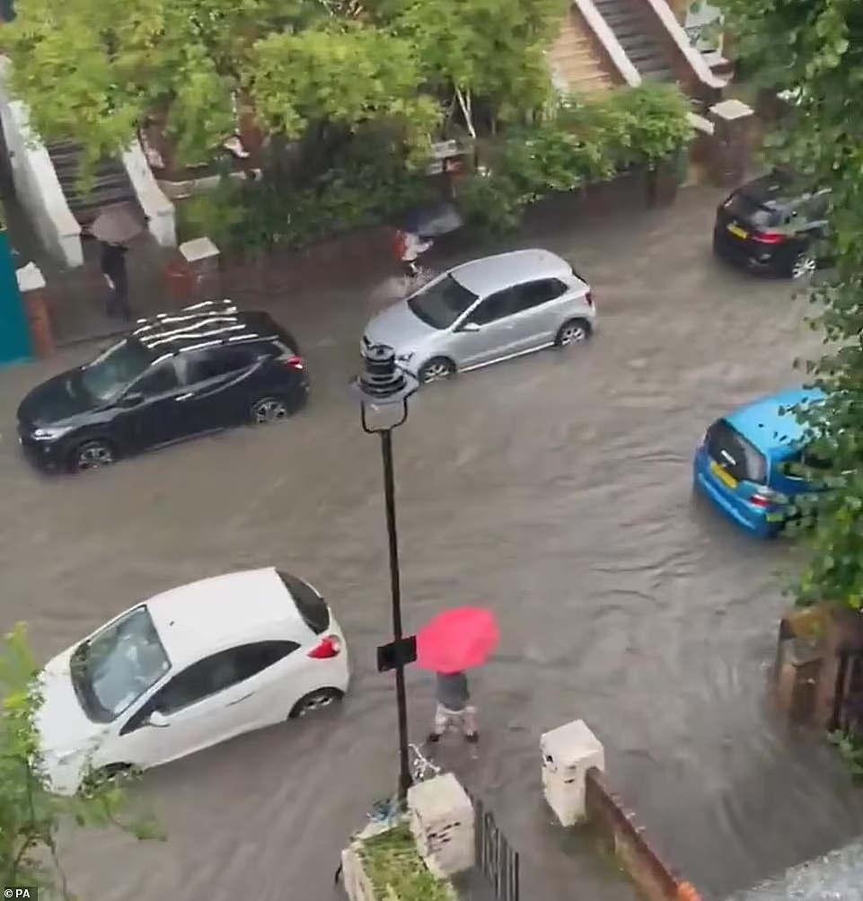 一场大暴雨，伦敦下水道直接崩了！地铁被淹、马桶倒灌...骂声冲向议会（组图） - 4