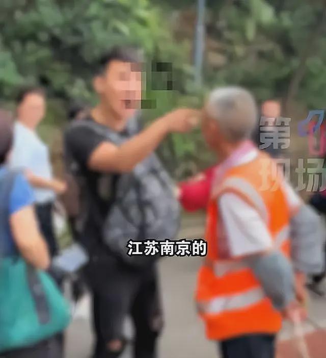 游客辱骂驱猴大爷后续:更多本地人发声,男子身份被扒,账号被骂到私密(视频/组图) - 2