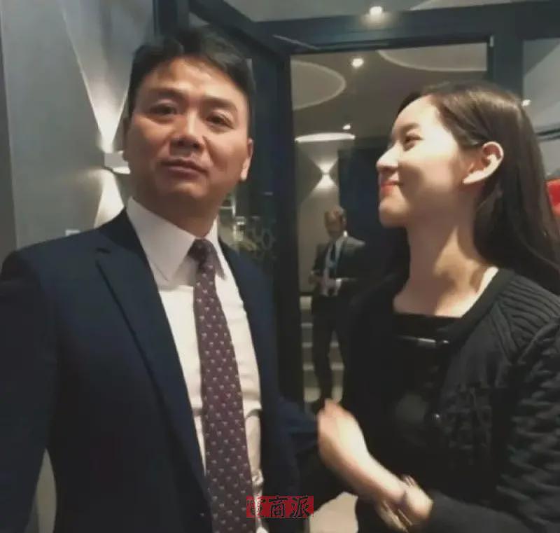 李想靠漂亮老婆冲上热搜,网友:学到刘强东精髓了(组图) - 23