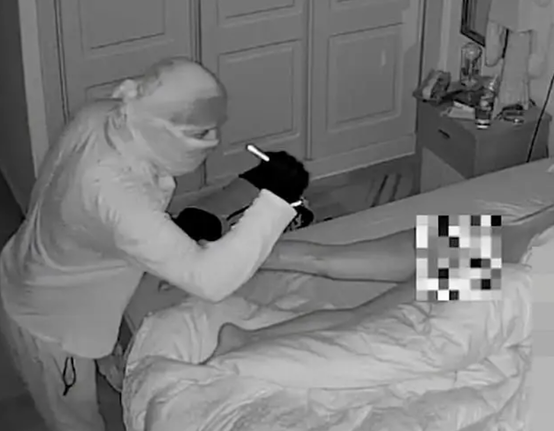 深夜卧室惊现陌生人！裸睡女子遭贼8次潜入，打手电偷窥她半小时，丈夫一旁熟睡浑然不知…（组图） - 10