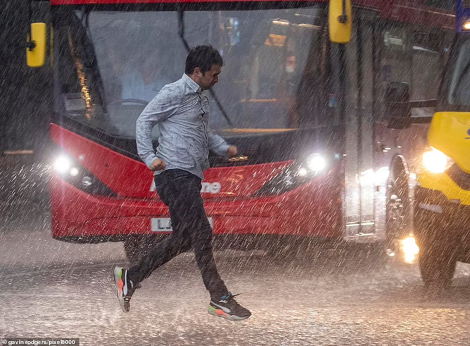 一场大暴雨，伦敦下水道直接崩了！地铁被淹、马桶倒灌...骂声冲向议会（组图） - 13