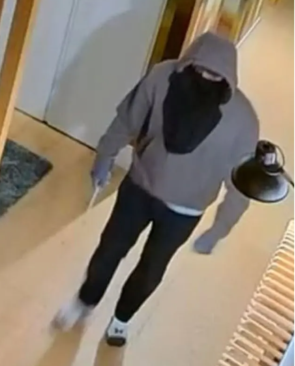 深夜卧室惊现陌生人！裸睡女子遭贼8次潜入，打手电偷窥她半小时，丈夫一旁熟睡浑然不知…（组图） - 9
