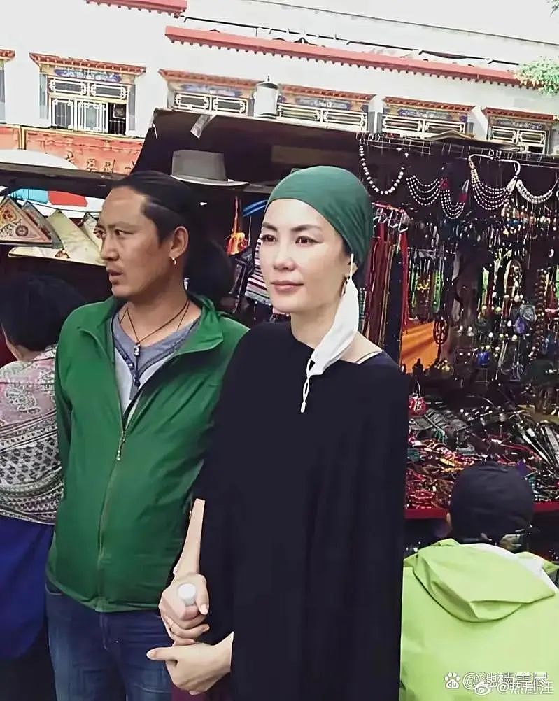 歌坛天后现身西藏!脸部肌肉下垂,网友:原来女神也会老(组图) - 1