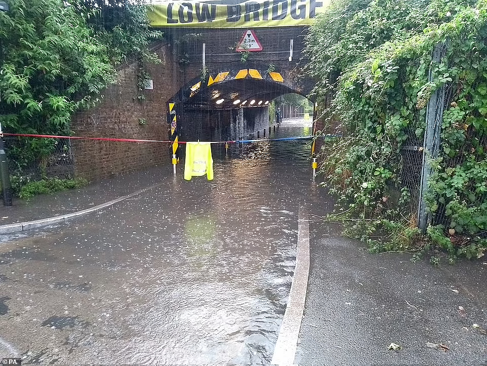 一场大暴雨，伦敦下水道直接崩了！地铁被淹、马桶倒灌...骂声冲向议会（组图） - 7