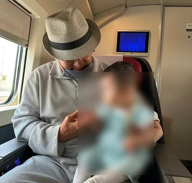 71岁成龙抱孙画面疑曝光!房祖名被传秘婚小11岁女星,送房产追妻(组图) - 3