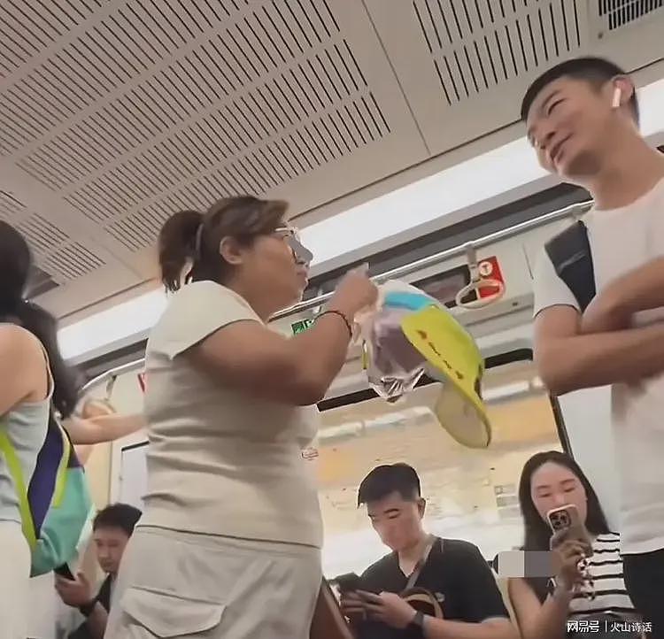 女子大闹北京地铁，中英双语骂人，叫嚣不如美国！美国IP集体崩溃（组图） - 4