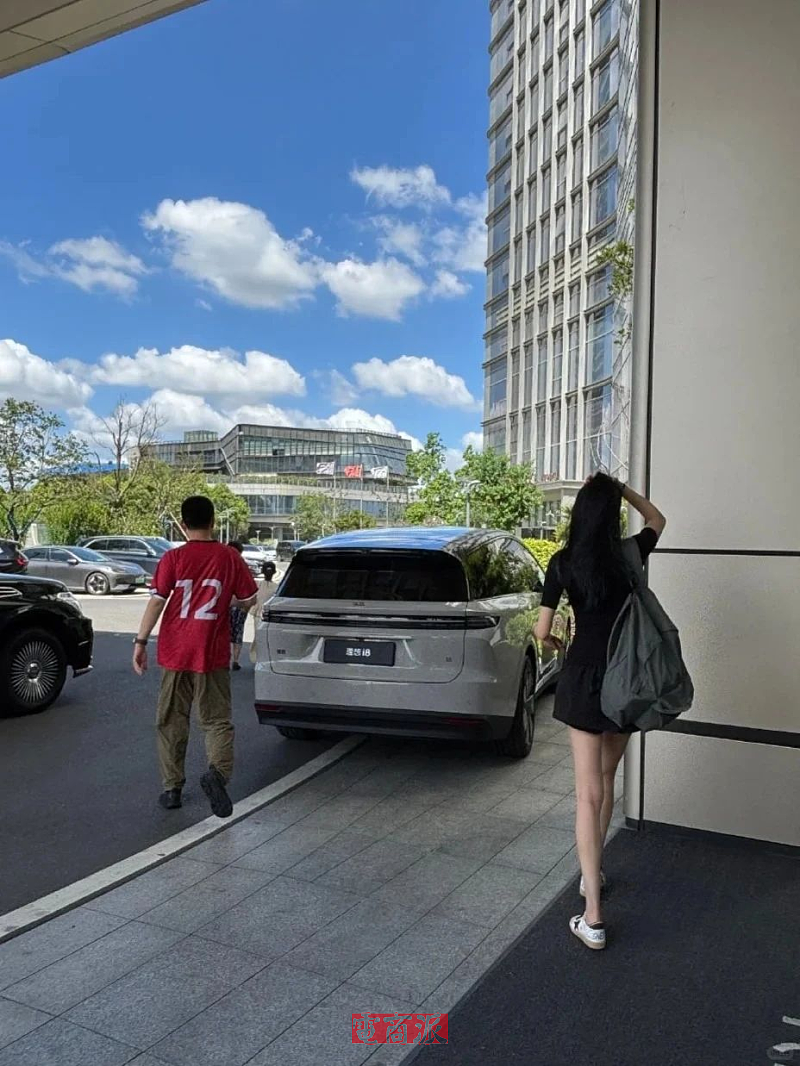 李想靠漂亮老婆冲上热搜,网友:学到刘强东精髓了(组图) - 1
