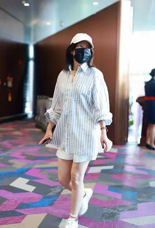赵薇母女现身机场,15岁小四月身高近170,眼大脸窄比妈妈还漂亮(组图) - 10