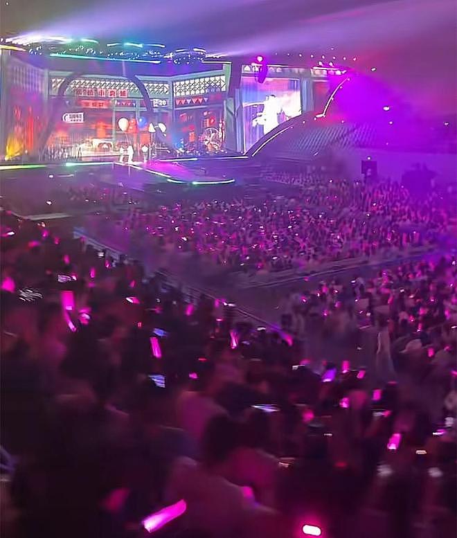 岳云鹏演唱会座无虚席!郭德纲现身唱曲,黄晓明陈梦孙越到场支持(组图) - 5