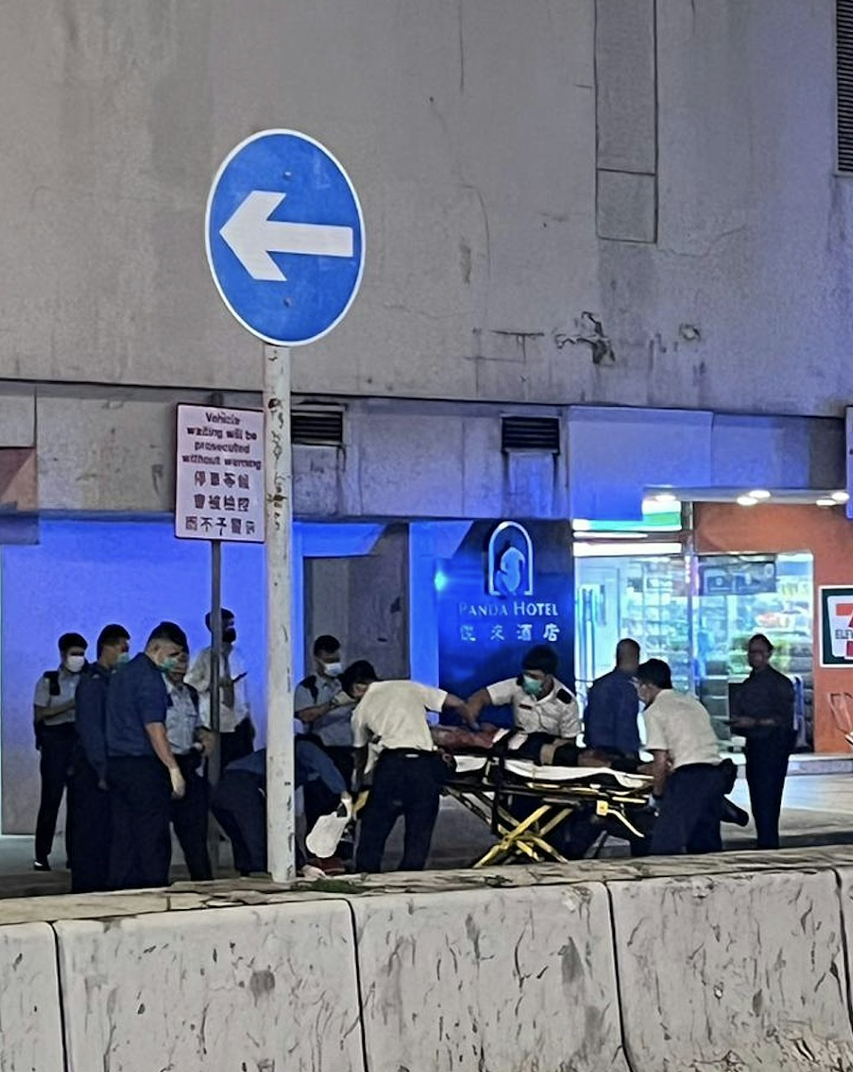 凌晨突发！香港一酒店男子坠楼身亡，妻子和两个儿子死在房内……（组图） - 1