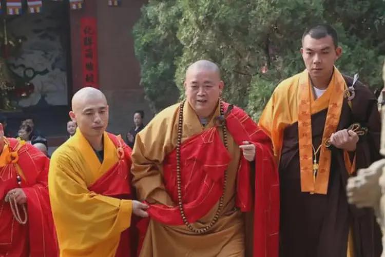 曝释永信被带走调查，1件袈裟16万，1串佛珠过亿，他到底多有钱？（组图） - 20