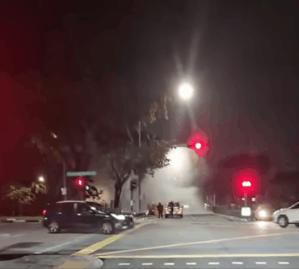 新加坡一马路大面积塌陷:连人带车坠落、爆管水淹如“末日灾难片”… 救援现场曝光(组图) - 24