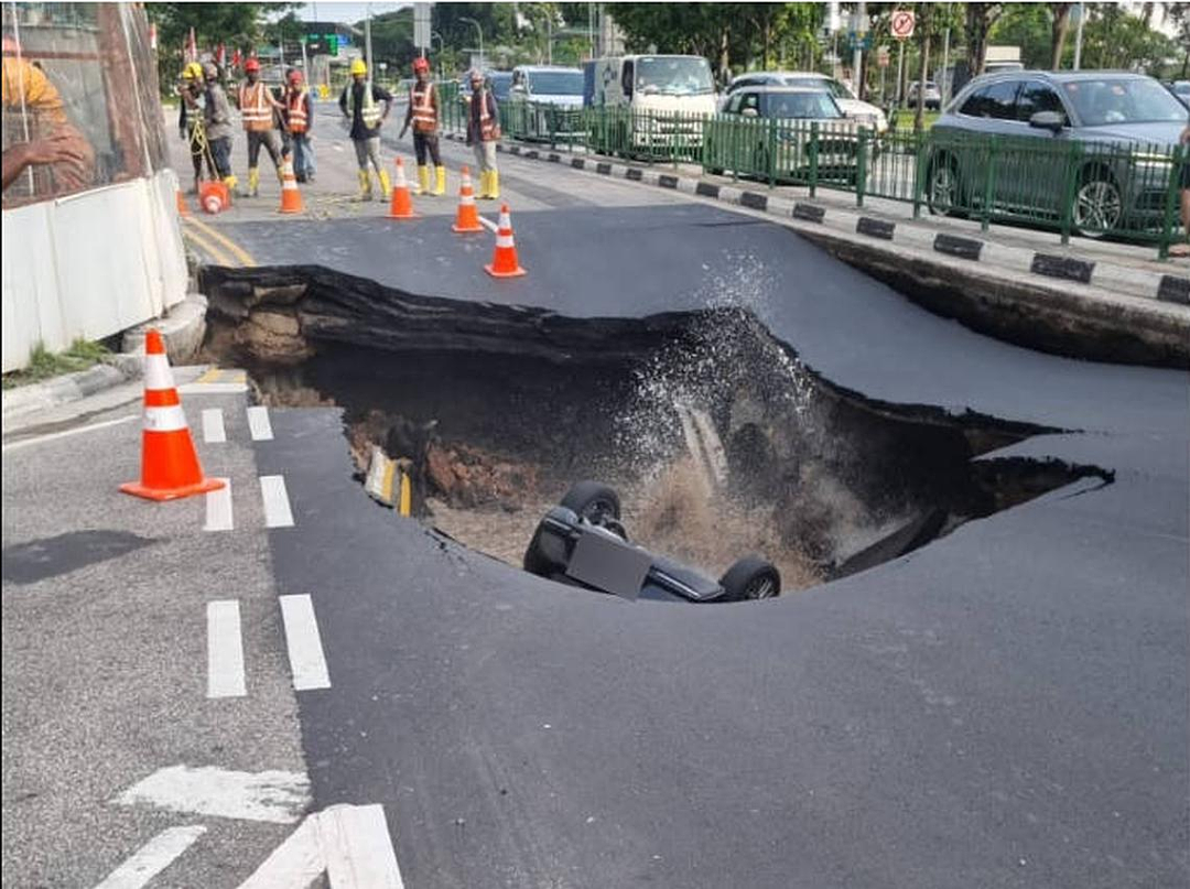 新加坡一马路大面积塌陷:连人带车坠落、爆管水淹如“末日灾难片”… 救援现场曝光(组图) - 6