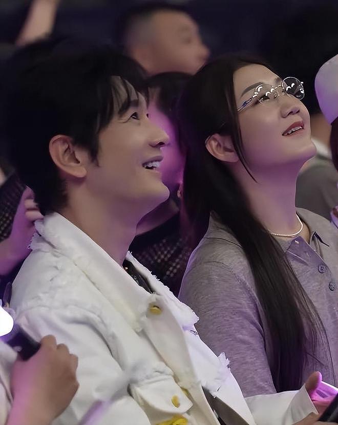 岳云鹏演唱会座无虚席!郭德纲现身唱曲,黄晓明陈梦孙越到场支持(组图) - 17