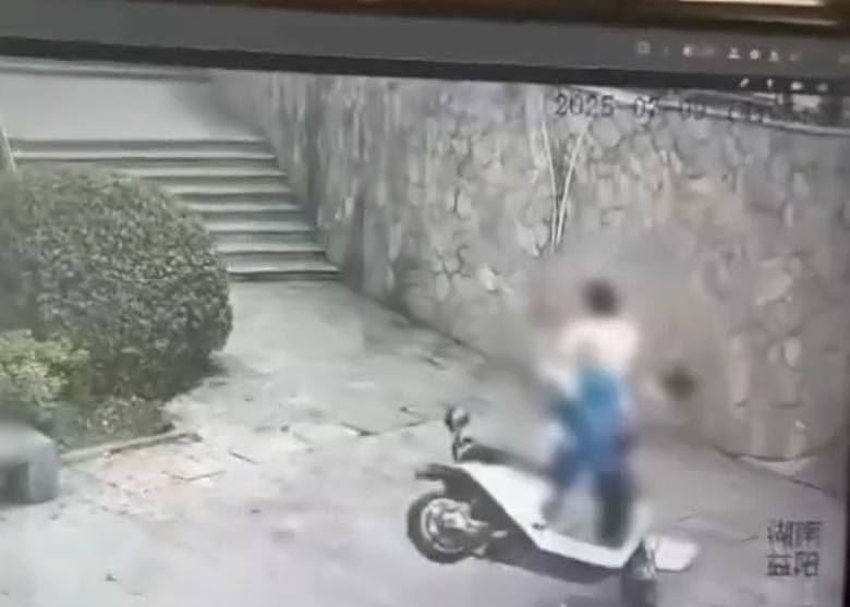 中国2高中生高速撞墙死画面曝光(组图) - 1