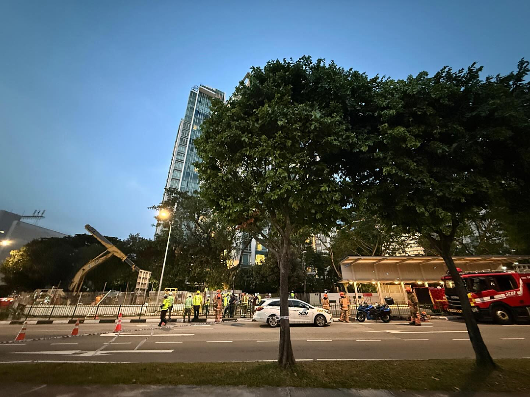 新加坡一马路大面积塌陷:连人带车坠落、爆管水淹如“末日灾难片”… 救援现场曝光(组图) - 22