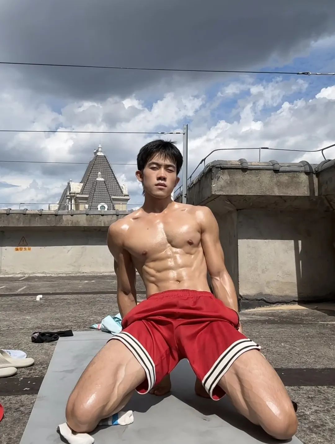 【帅哥】195肌肉直男下海拍写真被摄影师得吃，网友辣评：换我来...（组图） - 2