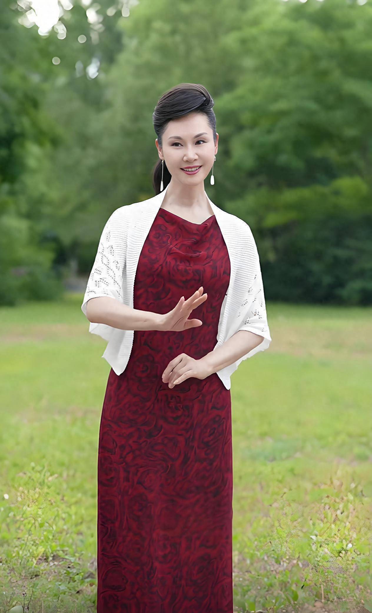 于文华:网友吐槽她故意装脚疼晒豪车,姨妈改变了她的命运(组图) - 1