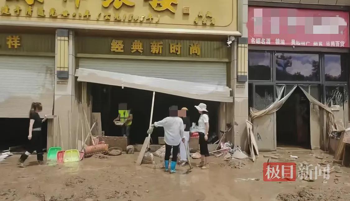 陕西上千万元金饰被洪水冲走!金店:有人带探测仪找“黄金”(组图) - 1