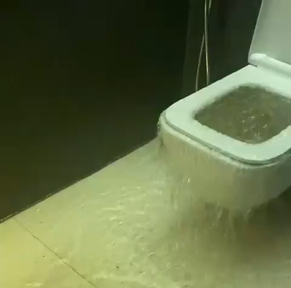 一场大暴雨，伦敦下水道直接崩了！地铁被淹、马桶倒灌...骂声冲向议会（组图） - 6