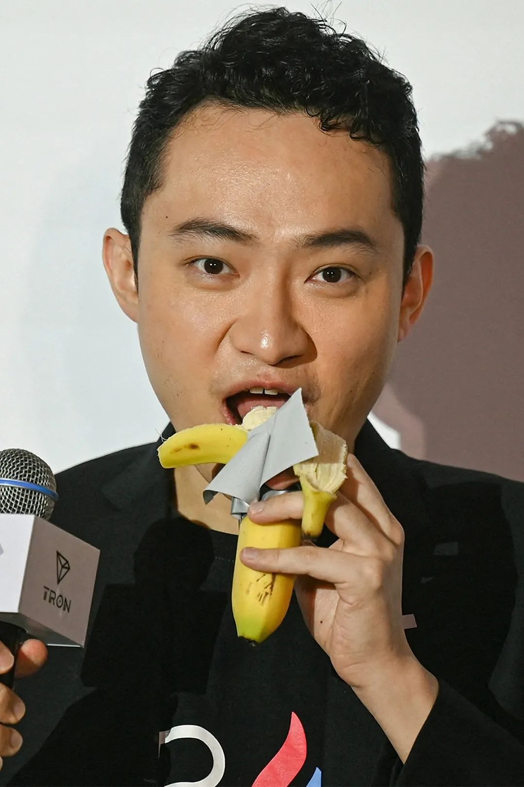 继10w人拉过的金马桶被偷走后,他那根4469w的香蕉又被吃掉了...(组图) - 6