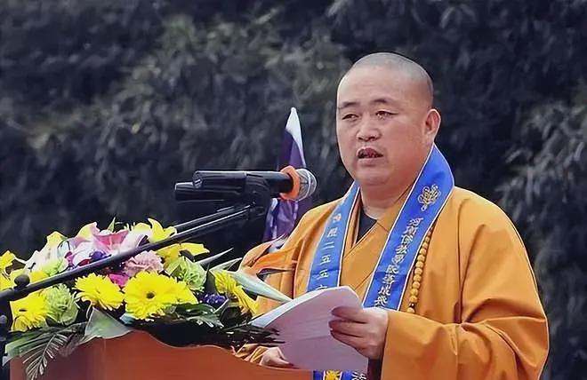 深扒释永信:搂着美女念着经,也曾是个苦行僧,20年间多次被举报,每每安全过关(组图) - 13